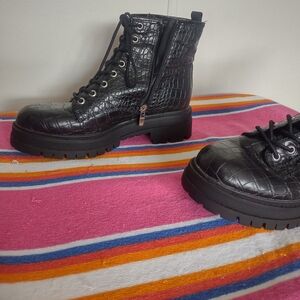 Black Crocodile-Embossed Women's NINE WEST Boots 🖤